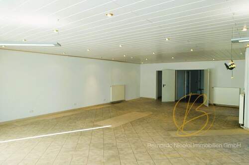 Ausstellungs- und Bürofläche - 