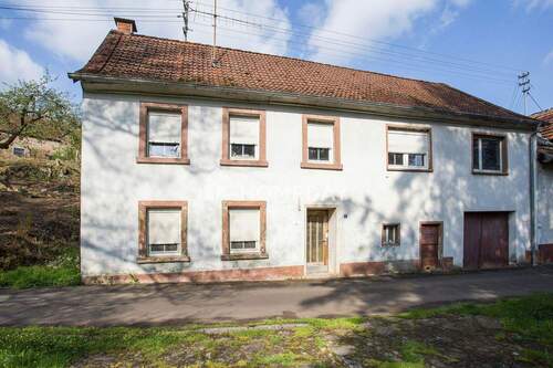 Hausansicht - Ruhige Lage. Echtes Potenzial. Ein Altbau mit Zukunft.