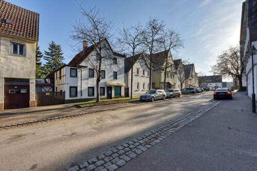 Haus & Straße von N-W - +++ freistehend - 6 Wohneinheiten - 4 x vermietet, 2 x frei - Fachwerk - sanierungsbedürftig - zentral & bequem +++