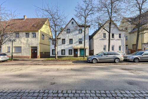 Haus & Nachbarn von Westen - Mehrfamilienhaus, Wohnhaus mit 184,50 m&sup2; in Stuttgart zum Kaufen