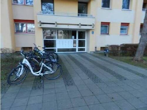 Hauseingang - 3 Zimmer Etagenwohnung in München