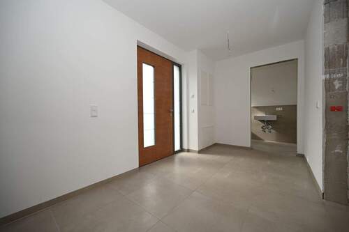 Geräumige Diele - Mehrfamilienhaus, Wohnhaus mit 135,20 m² in Neumarkt zur Miete