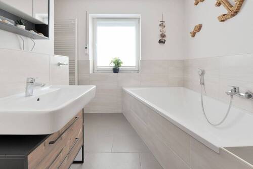 modernes Tageslichtbad mit Wanne ... - 