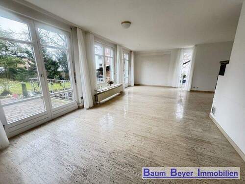 Wohn/-Esszimmer mit Kachelofen im Erdgeschoss - 6 Zimmer Einfamilienhaus zur Miete in Göttingen