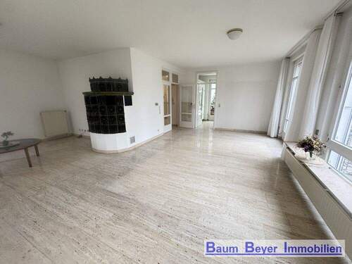 Wohn/-Esszimmer mit Kachelofen im Erdgeschoss - 6 Zimmer Einfamilienhaus in Göttingen