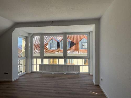 Wohnzimmer mit Erker - Sonnige 2-Zimmer-Dachgeschosswohnung mit Sundblick - Erstbezug nach Renovierung - Garage inklusive