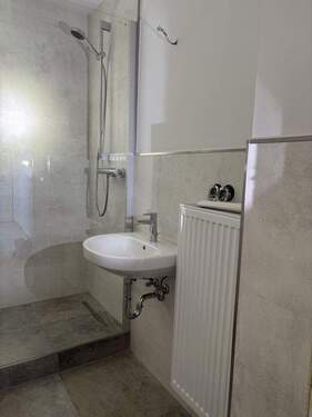Badezimmer mit Dusche - 