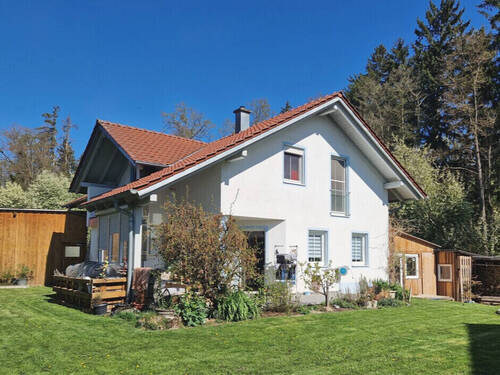 Süd-Ansicht - *Blick ins Grüne* Solides Einfamilienhaus mit Doppelgarage & Sommerhütte in idyllischer Waldrandlage
