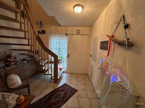 Hauseingang mit Diele - Einfamilienhaus mit 130,20 m² in Eschwege zum Kaufen