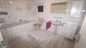 das Badezimmer im Untergeschoss - 