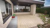 die große, teilweise überdachte Terrasse - 5 Zimmer Bungalow in Moers