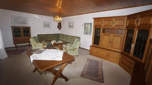 auch das Wohnzimmer ist geräumig - Bungalow mit 121,00 m&sup2; in Moers zum Kaufen