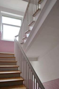 Treppenhaus - 3 Zimmer Etagenwohnung zum Kaufen in Kassel