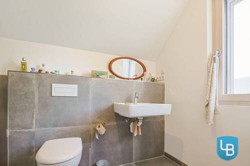 ..mit Waschbecken und WC - 