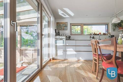 Große Fensterfront mit viel Tageslicht - 