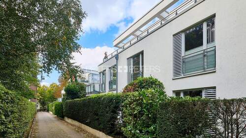 Gebäudeansicht - + Wohnen, wo Hamburg am schönsten ist - 3 Zimmer mit Balkon +