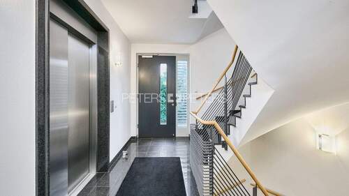 Treppenhaus mit Fahrstuhl - Etagenwohnung mit 73,00 m&sup2; in Hamburg zum Kaufen