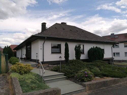 Hausansicht mit Haustür - 8 Zimmer Einfamilienhaus zum Kaufen in Fritzlar / Cappel