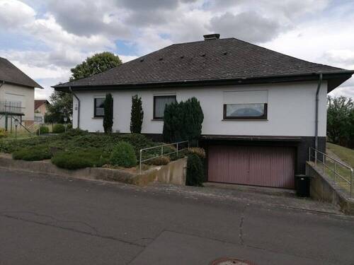 Hausansicht mit Garage - 8 Zimmer Einfamilienhaus in Fritzlar / Cappel