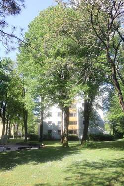 Gebäude und Grünanlage - ++ ERHOLEN UND WOHNEN ZUGLEICH ++ SONNIGE 3-ZIMMERWOHNUNG DIREKT AM SEE ++