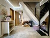 Flur und Treppe zum DG - 