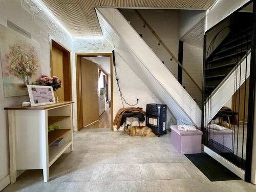 Flur und Treppe zum DG - 