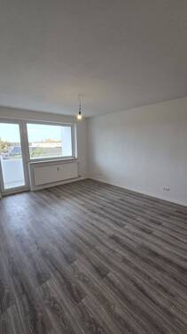 Wohnzimmer 1 - Komplett sanierte 3 Zimmer Wohnung mit Balkon in Gelsenkirchen zu vermieten