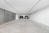 Vollwertiger Tiefgaragenstellplatz (rechts im Bild) - 
