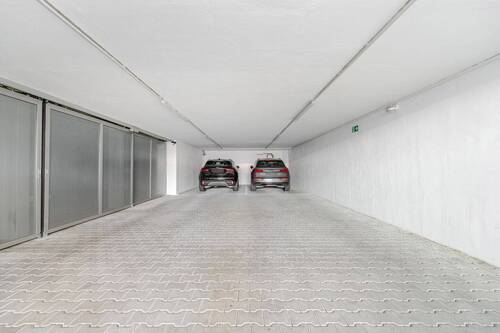 Vollwertiger Tiefgaragenstellplatz (rechts im Bild) - 