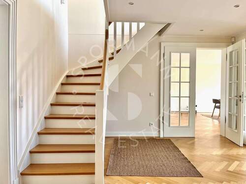 Aufgang zum Masterbereich - Etagenwohnung mit 172,00 m² in Düsseldorf zur Miete