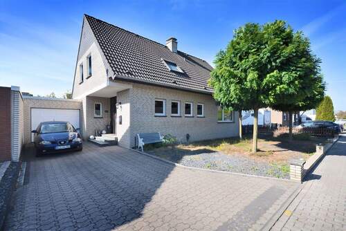 Hausfront - Familienfreundliches Haus in Rheinberg