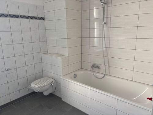 Bad mit Wanne Bild 2 - 3 Zimmer Etagenwohnung in Leipzig