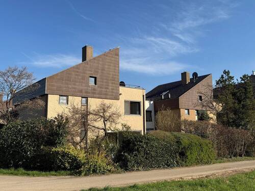 Ansicht mit Nebenhäuser - 5 Zimmer Reihenendhaus zum Kaufen in Waiblingen