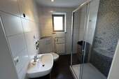 Blick in das Badezimmer - Doppelhaushälfte mit 110,00 m² in Dachau zum Kaufen