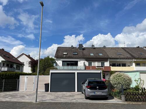 .. mit 2 Garagen & 3 Stellplätzen - 