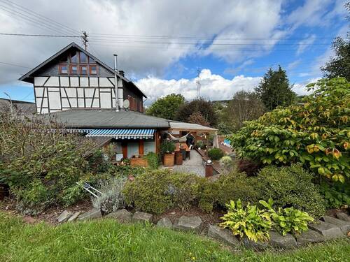Blick zur Terrasse - Einfamilienhaus mit 241,00 m&sup2; in Wissen zum Kaufen