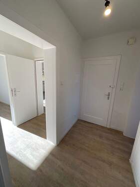 Eingangsbereich 1 - 4 Zimmer Etagenwohnung zur Miete in Wuppertal