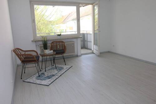 Wohnzimmer mit Balkon - 2 Zimmer Etagenwohnung zum Kaufen in Hannover