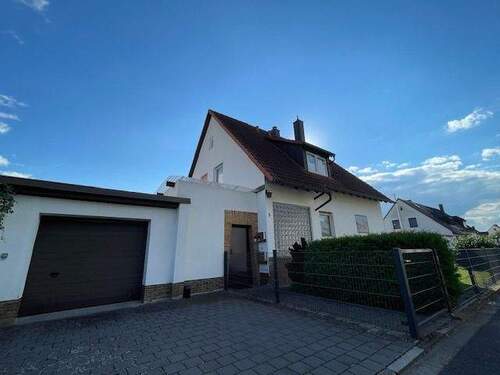Ansicht mit Garage - 7 Zimmer Einfamilienhaus zum Kaufen in Eckersdorf