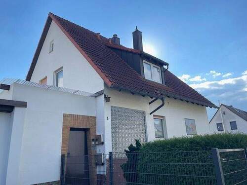 Ansicht von der Straße - 7 Zimmer Einfamilienhaus in Eckersdorf