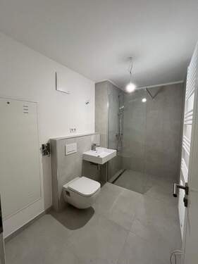 Bad mit Dusche - 2 Zimmer Etagenwohnung in München