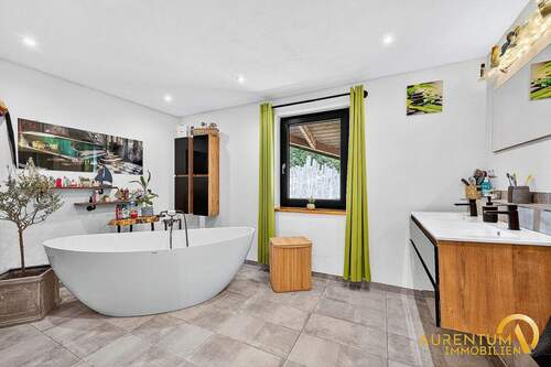 Tageslichtbad - Einzigartiges Anwesen im Bayerischen Wald-sanierter Bungalow mit 4.782 m² Grund und traumhafter Lage