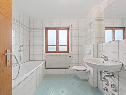 Tageslichtbad mit Dusche und Wanne - 