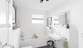 Modernes Badezimmer mit Badewanne und bodengleicher Dusche - 
