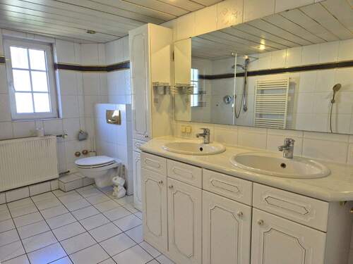 ..weiterer Blick Bad - Vorderhaus - 