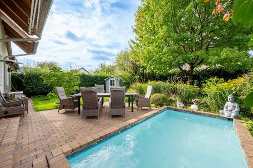 Top Garten mit Pool - Top-Immobilienensemble in Frankfurt-Harheim: Zwei freistehende EFH, eines davon aktuell vermietet
