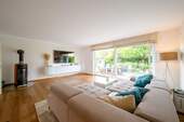 Helles Wohnzimmer mit direktem Zugang zum Garten, gemütlicher Holzofen - 