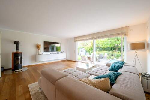 Helles Wohnzimmer mit direktem Zugang zum Garten, gemütlicher Holzofen - 