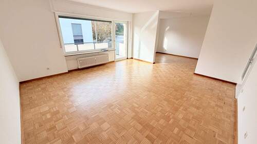 Wohnzimmer Ansicht 1 - TOLLE 3,5 ZW in gepflegtem 4 Fam.Haus, Stellplatz, ruhige LAGE