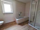 Tageslichtbad mit Wanne und Dusche - Etagenwohnung mit 86,00 m&sup2; in Amberg zur Miete